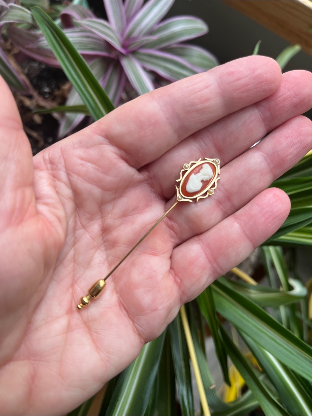 Vtg 1970s Avon Side Silhouette Cameo Gold Tone Stick Pin Faux Pearls